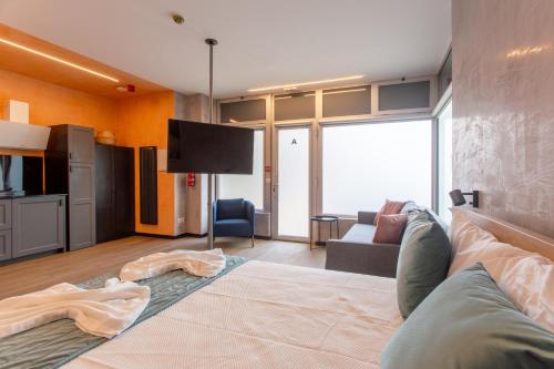 a living room with a couch and a tv at Social Lodge Hollywood Studios in Funchal