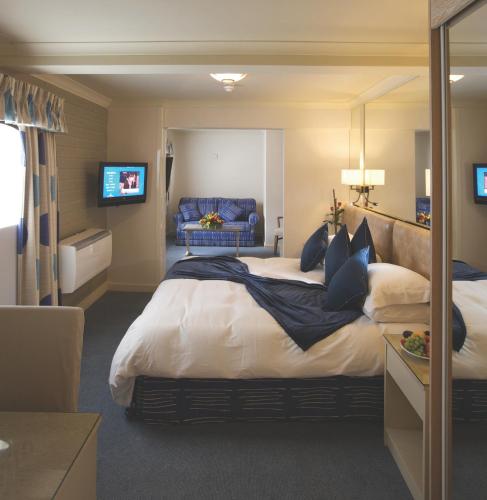 Кровать или кровати в номере Cobo Bay Hotel
