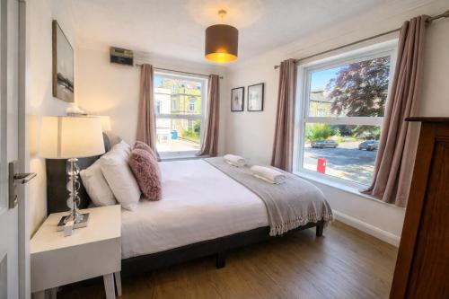 a bedroom with a bed and a window at Central Cambridge Fig Tree house in Cambridge