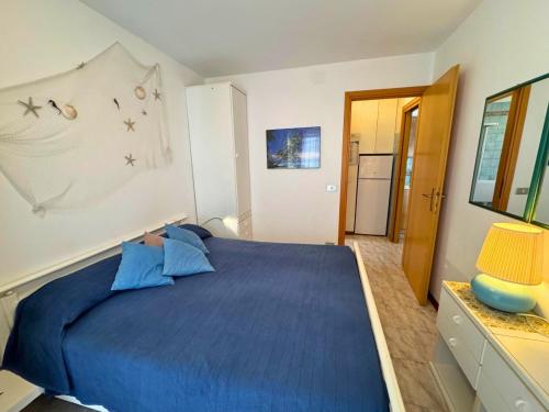 a bedroom with a blue bed in a room at Magnolia in Grado