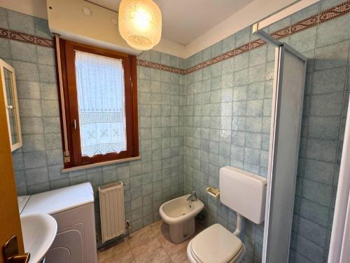 a bathroom with a toilet and a sink at Magnolia in Grado