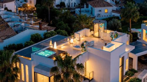 VACATION MARBELLA I Villa Fleur, Rooftop Hot Tub, Heated Pool, Sauna, Cine, GYM, Sea View, Close to The Beach
