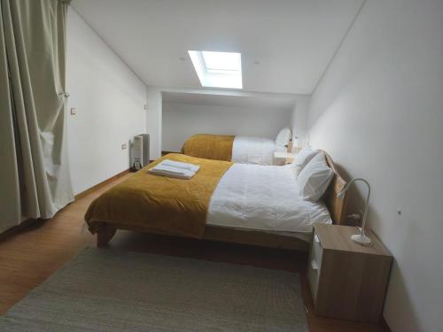 ein Schlafzimmer mit einem großen Bett in einem Zimmer in der Unterkunft Chez Daniela in Cerva