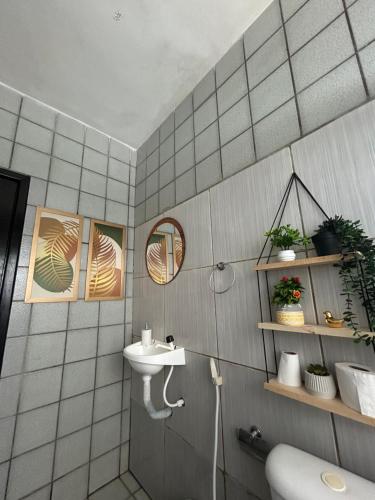a bathroom with a sink and a mirror at Green Suíte Comfort in Garanhuns