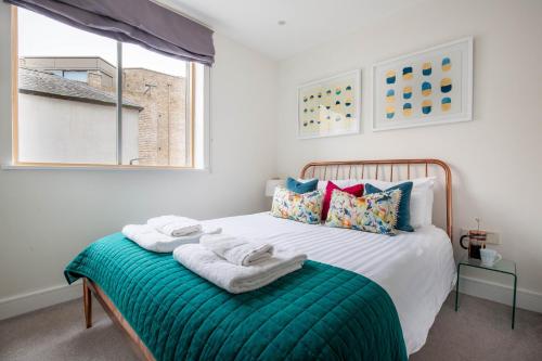 a bedroom with a bed with towels on it at Oxfordshire Living - The Alice Apartment - Oxford in Oxford