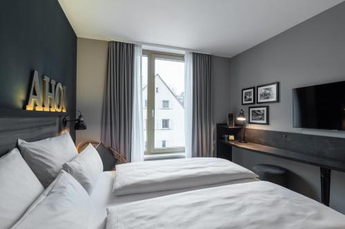 a hotel room with a bed and a window at HARBR Hotel Ludwigsburg, a member of Radisson Individuals in Ludwigsburg