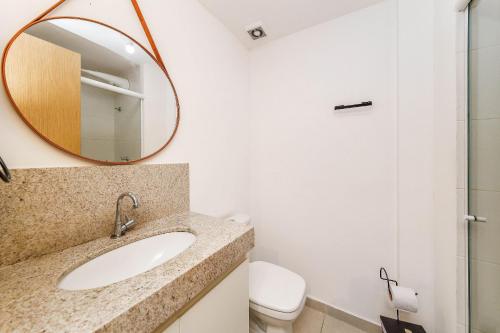 a bathroom with a sink and a mirror at Studio Amalfi piscina academia coz completa in Juiz de Fora
