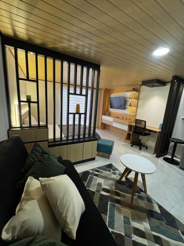 a living room with a couch and a table at Céntrico apto 202 in Tunja