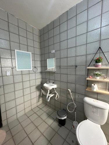 a bathroom with a toilet and a sink at Grey Flat Comfort in Garanhuns