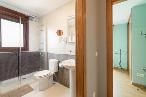 a bathroom with a toilet and a shower and a sink at Casa Llanes (Poo) cerca de la playa - Traudel in Llanes