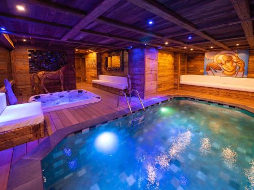 a indoor pool with a hot tub in a room at Chalet K2 in Isola