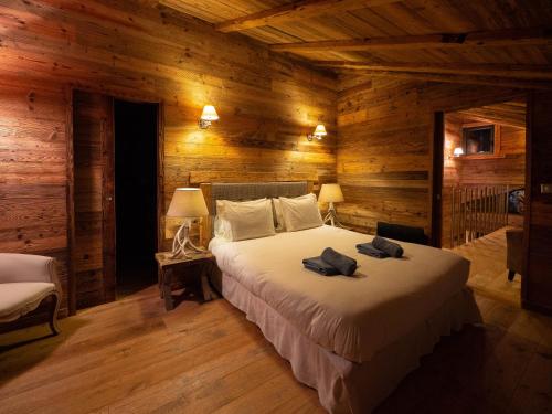 a bedroom with a bed in a log cabin at Chalet K2 in Isola
