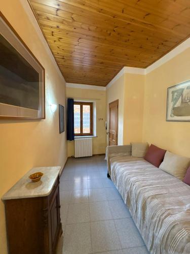 a living room with a couch and a wooden ceiling at casa cosetta in Gambassi Terme