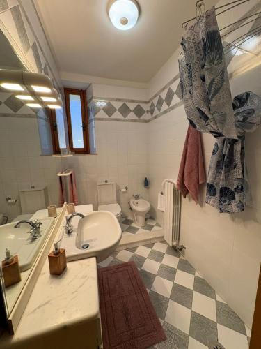 a bathroom with a sink and a toilet at casa cosetta in Gambassi Terme