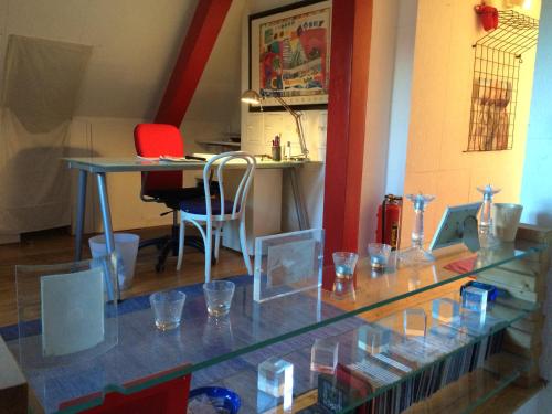 ein Zimmer mit einem Glastisch, auf dem Gläser stehen in der Unterkunft Glück in Benrath in Düsseldorf