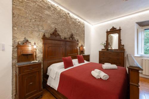 a bedroom with a bed with two towels on it at Tipico casolare toscano Tenuta della Selva in Murlo