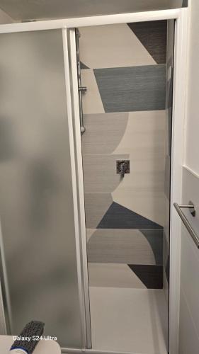 a glass door of a shower in a bathroom at B&B Island View in Parzanica