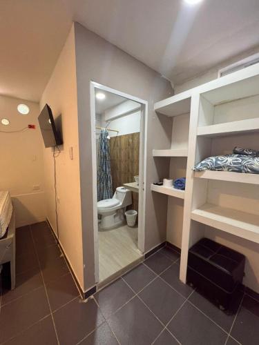 a room with a bathroom with a toilet and a mirror at Casa Hotel Isabella in Santa Marta