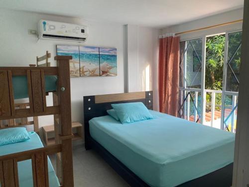 a bedroom with a bunk bed and a window at Casa Hotel Isabella in Santa Marta