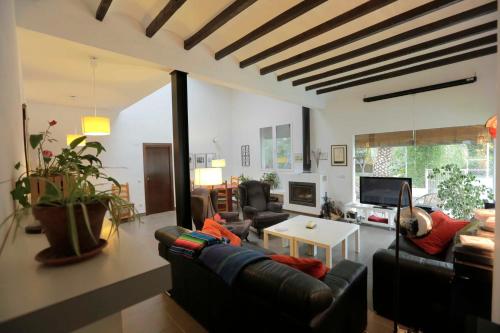 a living room with a couch and a table at El Campillo, casa de campo cerca de la playa in Navajas