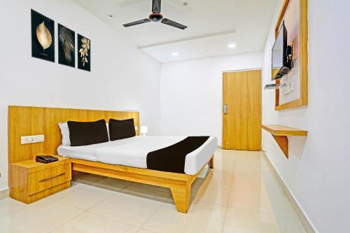 a bedroom with a bed in a room at Super Hotel O Raipur in Raipur