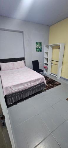 a bedroom with a bed and a chair in it at Quarto com otima localização in Manaus