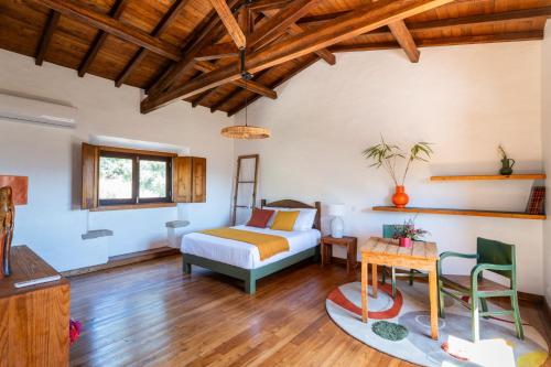 a bedroom with a bed and a table at Casa do Cabeço in Maiorga