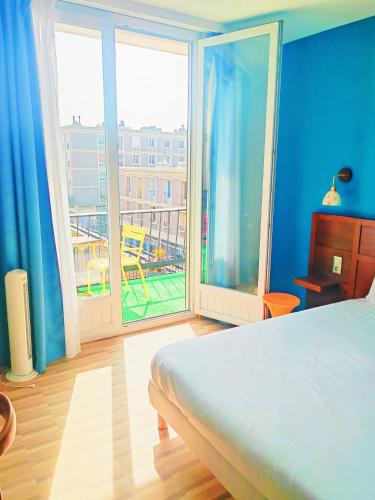 a bedroom with a bed and a large window at ibis Styles Le Havre Centre in Le Havre