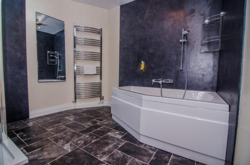 a large bathroom with a tub and a shower at Royal Lodge in Symonds Yat