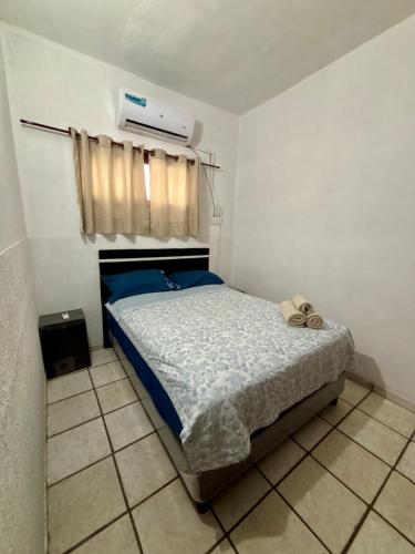 a bedroom with a bed and a air conditioner at Confort total, cerca de todo in Asunción
