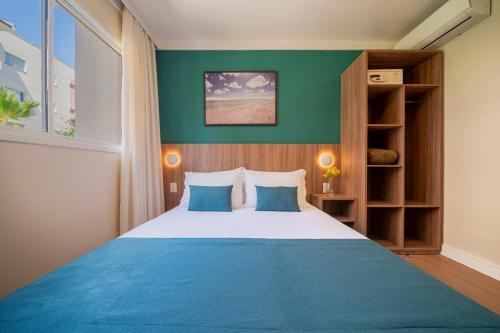 a bedroom with a bed and a green wall at Beach Park Resort - Wellness in Aquiraz