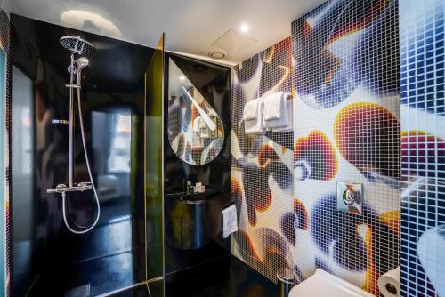ein Badezimmer mit Dusche und Waschbecken in der Unterkunft Magic Hotel Bergen City Center, a member of Radisson Individuals in Bergen