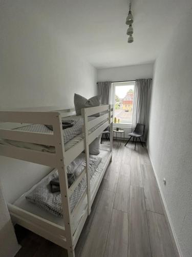 a room with two bunk beds and a desk at Work & Stay - Monteurzimmer - FeWo am NOK in Rendsburg