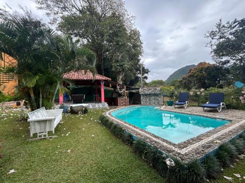 Piscina a Hostal La India o a prop