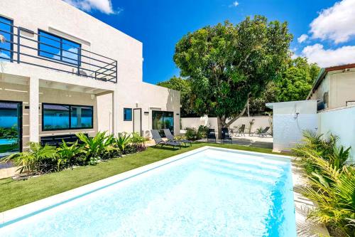 a swimming pool in the backyard of a house at Aruba Islander Residence com in Oranjestad