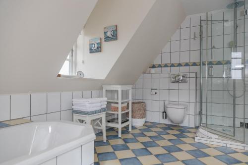 a bathroom with a toilet and a sink and a tub at Lunhues Lucia in Dunsum