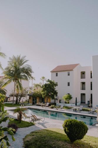 a view of the pool at the resort at SM Apartments in San José del Cabo