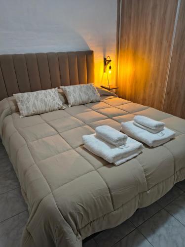 ein großes Bett mit Handtüchern darauf in der Unterkunft Lo Nuestro in San Juan