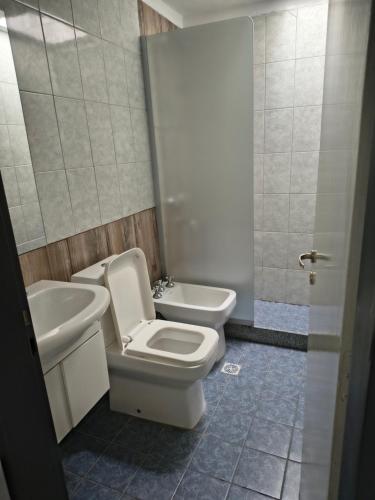 ein Badezimmer mit Toilette und Waschbecken in der Unterkunft Lo Nuestro in San Juan