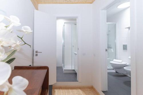 a white bathroom with a toilet and a sink at Apartamento espaçoso em Lagos – ideal para grupos in Lagos