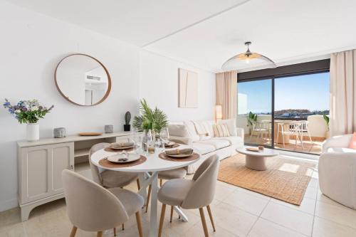 Sunset Golf Apartment - Pool and Beach Nearby