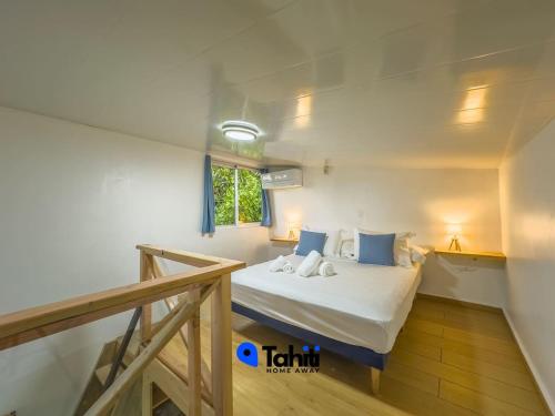 a small room with a bed and a window at Moorea Temae Surf Tiny House in Teavaro