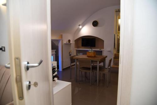 a kitchen and dining room with a table in a room at Tracce nel Borgo in Putignano