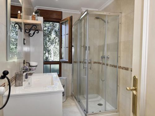 a bathroom with a shower and a sink at Casa individual - Villa Castillo 7804 in Castillo