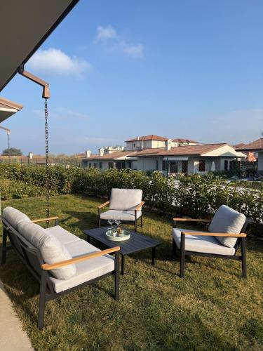 a group of chairs and tables in a yard at Bungalow Ville d'Oro in Desenzano del Garda