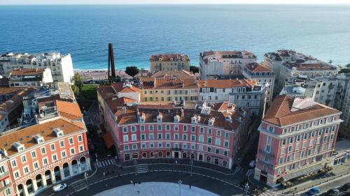 Hotel De La Mer