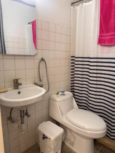 a bathroom with a toilet and a sink at Cómodo apartamento en el centro de caraca in Caracas