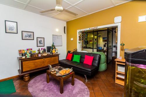 un soggiorno con divano e tavolo di Settle Inn Tourist Lodge a Kandy