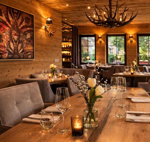 ein Esszimmer mit einem langen Holztisch und Stühlen in der Unterkunft Wolfstein - Le Boutique Hotel in Bad Harzburg