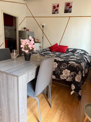 a bedroom with a desk with a bed and flowers at Grazia's Heaven in Trezzo sullʼAdda